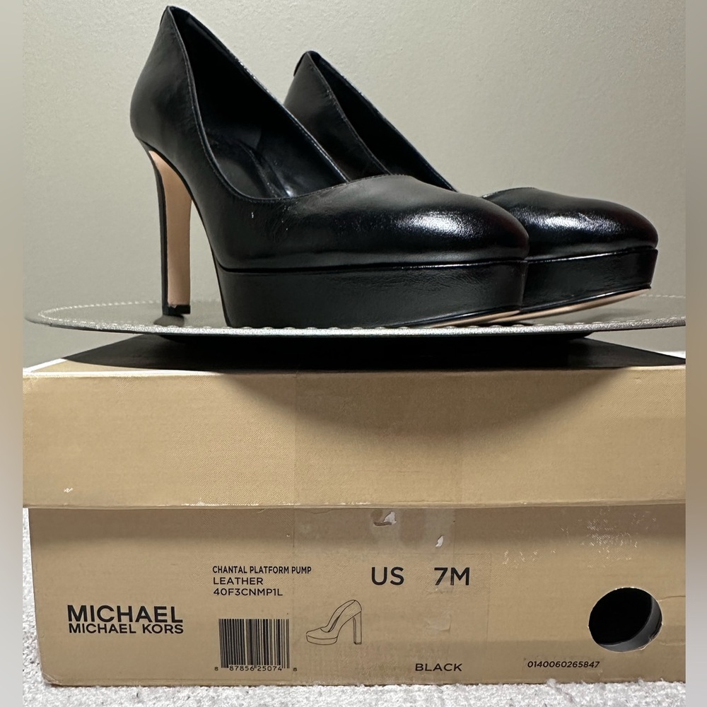 Michael Kors Chantal Crinkled Patent Leather Platform Pump size 7 like new